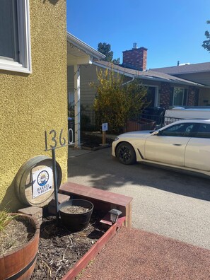 Property grounds - Cozy 2 bedroom suite in downtown Kelowna BC (Kelowna)