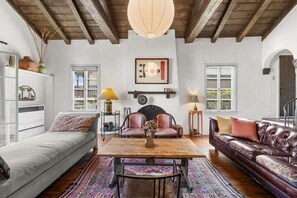 Living area - Above Chateau Marmont - Fantastic 3-bedroom house in Los Angeles perfect getaway (Los Angeles)