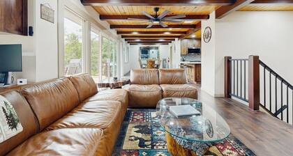 Your Perfect Lakeside Getaway with a private dock on Bass Lake