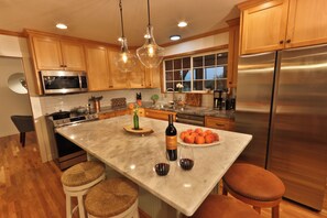 Fridge, microwave, oven, stovetop - Rocks District Wine Country Cottage, Fire Pit, Orchard Views, Southside Wineries (Milton-Freewater)