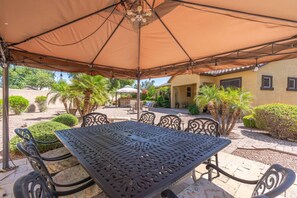 Outdoor dining - 5 Min to Stadium • Putting Green + BBQ (Glendale)