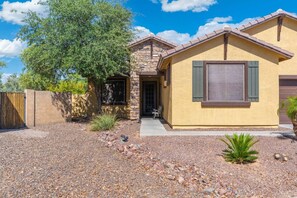A single-story house with a stone facade, a front porch, and a small front yard with gravel and a palm tree. - 5 Min to Stadium • Putting Green + BBQ (Glendale)