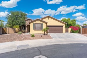 Exterior - 5 Min to Stadium • Putting Green + BBQ (Glendale)