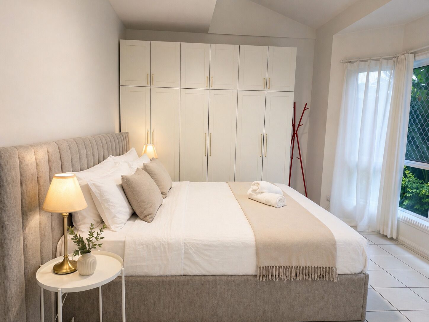Tabla de planchar con plancha, wifi y ropa de cama 