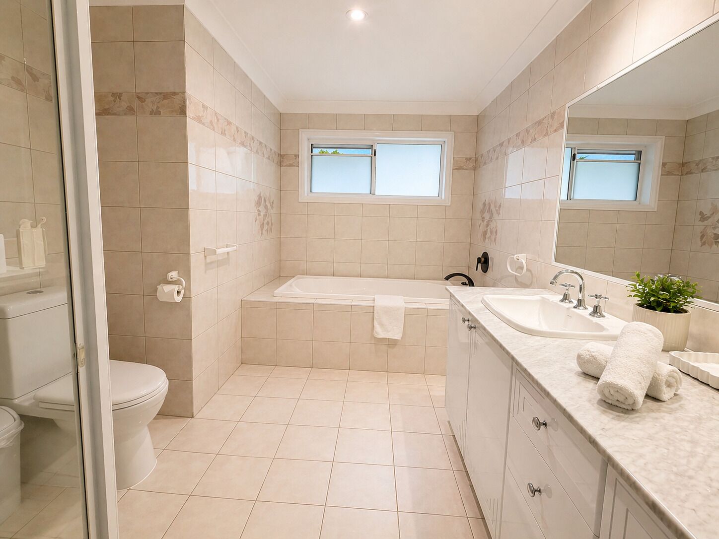 Secadora de cabello, toallas, jabón, papel de baño 