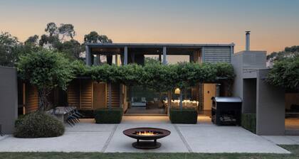 Thule Country Estate | Sleeps 12 | Private Lake, Pool & Farm | 45 mins Melbourne