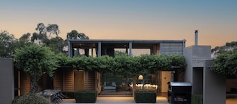 Thule Country Estate | Sleeps 12 | Private Lake, Pool & Farm | 45 mins Melbourne