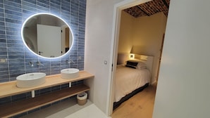 A bathroom with two sinks, a mirror, and a toilet. - Gîte with 9 rooms for 24 people (BRAINE LE COMTE)