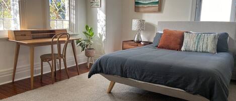 2 bedrooms, desk, iron/ironing board, WiFi