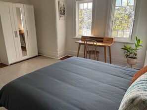 2 bedrooms, desk, iron/ironing board, travel cot - Art Deco Coastal Retreat, 250m to Coogee Beach (Coogee)