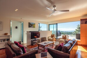 Nhà Deluxe, sân hiên, quang cảnh biển | Khu phòng khách | TV LED 55-inch có truyền hình kỹ thuật số, loa thông minh 