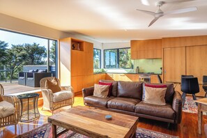 Casa luxo, varanda, vista para o mar | Área de estar | TV LED 55 polegadas com canais digitais, smart speakers