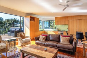 Deluxe-Haus, Terrasse, Meerblick | Wohnbereich | 55-Zoll-LED-Fernseher mit Digitalempfang, Smart Speakers