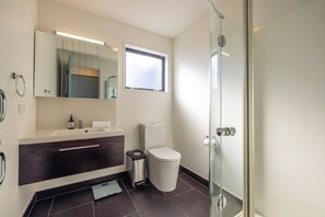 Nhà Deluxe, sân hiên, quang cảnh biển | Phòng tắm | Đồ dùng nhà tắm miễn phí, xà phòng, dầu gội, giấy vệ sinh 