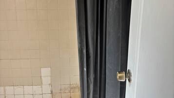 Ducha, toallas, jabón, papel higiénico