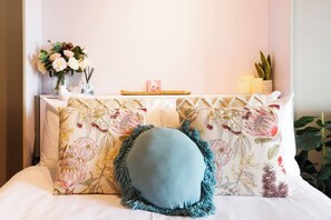 Iron/ironing board, WiFi, bed sheets - Beautiful Studio with City Views in Randwick (Randwick)