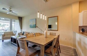 Dining - Lakeview Naples Condo l Walk to Amenities (Naples)