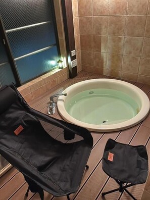 Baignoire et douche séparées, articles de toilette gratuits
