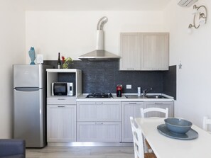 Kylskåp, mikrovågsugn, ugn och diskmaskin