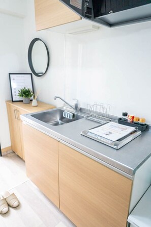 Private kitchen - Great Sale! 4 min walk from Tanabe station on Subway Tanimachi line / 31 sq.m. on 5th floor for rent / Max 5 people can stay opt-06 (大阪市東住吉区北田辺)