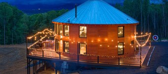 Luray Yurt~World's Largest Yurt~Sleeps 16~Hot Tub~Sauna~Pond~Pet Friendly~Arcade