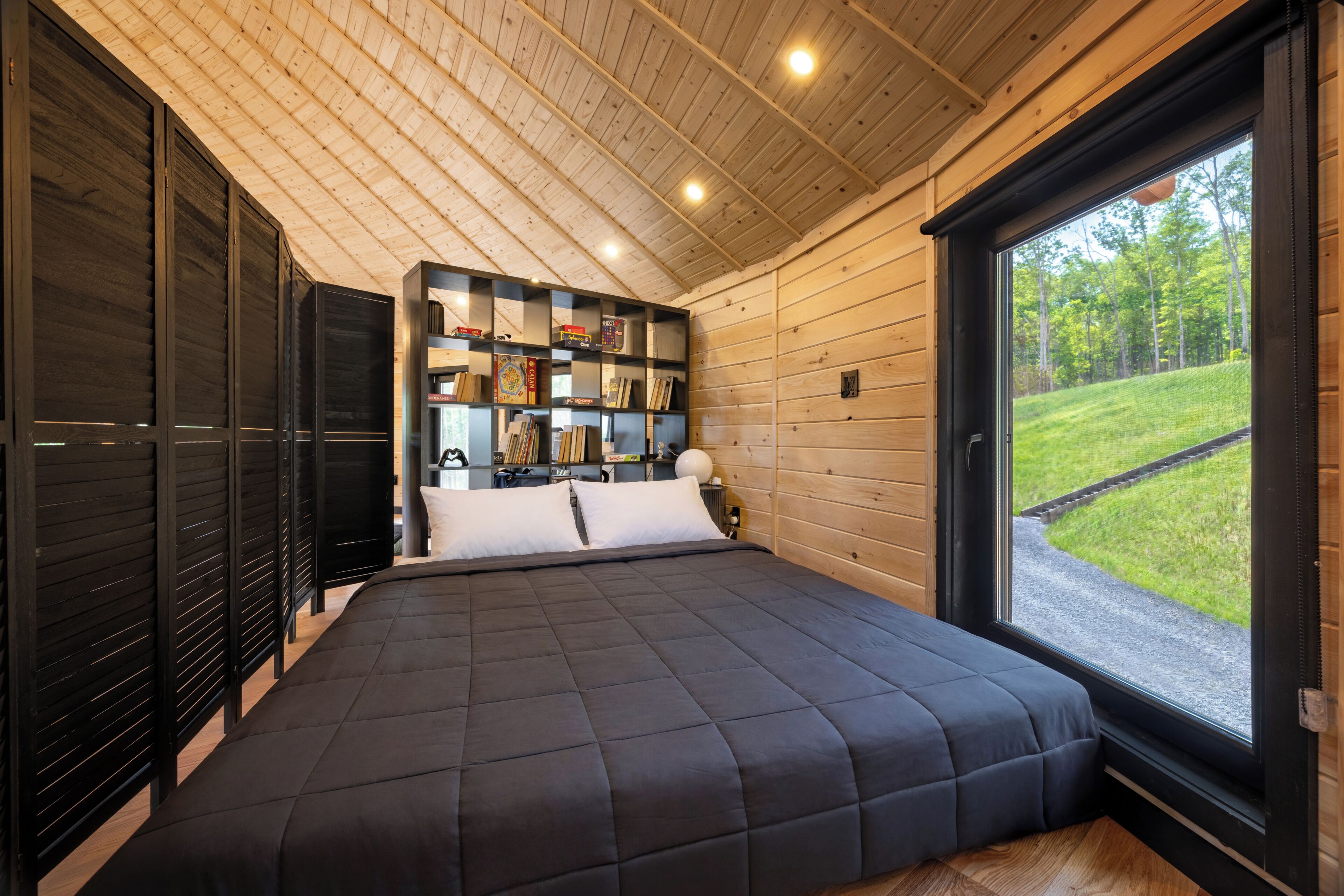 7 habitaciones, escritorio y tabla de planchar con plancha 