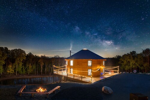 Luray Yurt~World's Largest Yurt~Sleeps 16~Hot Tub~Sauna~Pond~Pet Friendly~Arcade
