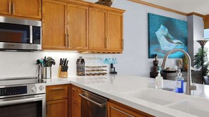 Fridge, microwave, stovetop, toaster - 3rd Coast Getaways - Sunchase IV 910 (South Padre Island)