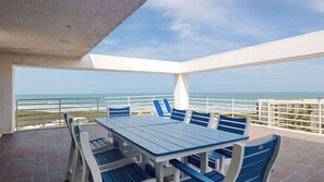 Outdoor dining - 3rd Coast Getaways - Sunchase IV 910 (South Padre Island)