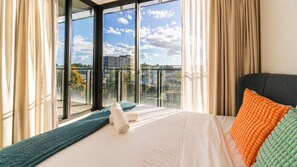 Iron/ironing board, free WiFi, bed sheets - Modern Zetland Stay Above Green Square Station (Zetland)