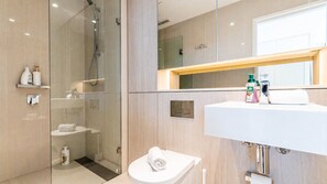 Douche, sèche-cheveux, serviettes fournies, savon