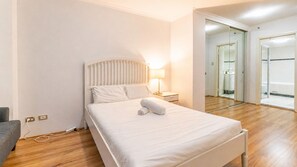 Iron/ironing board, free WiFi, bed sheets - Modern 2B Apartment in the Heart of Sydney CBD (Sydney)