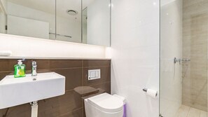 Shower, hair dryer, towels, soap - Mascot 2BR/2BA + Parking | Station & Airport (Mascot)