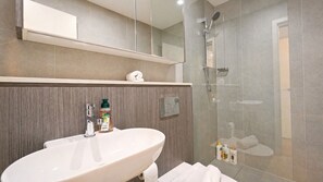Shower, hair dryer, towels, soap - Near Olympic Park 3B | Courtyard 2 Baths + Parking (Lidcombe)