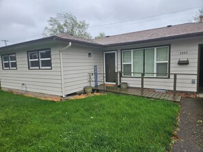 Exterior - Gorgeous 3-bedroom house with AC in charming Pendleton close to everything! (Pendleton)