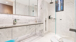 Dusche, Haartrockner, Handtücher, Seife