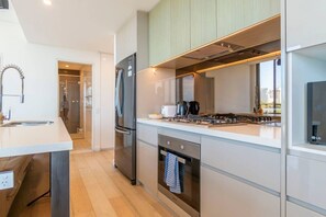 Private kitchen - Leafy Retreat Spacious 2B Penthouse 1 Parking (Roseville)