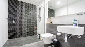 Shower, hair dryer, towels, soap - Waterloo 2BR/2BA | Pool, Parking, Near Green Sq (Waterloo)