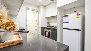 Fridge, microwave, oven, stovetop - Waterloo 2BR/2BA | Pool, Parking, Near Green Sq (Waterloo)