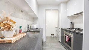 Fridge, microwave, oven, stovetop - Waterloo 2BR/2BA | Pool, Parking, Near Green Sq (Waterloo)