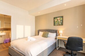 Desk, iron/ironing board, free WiFi, bed sheets - Mascot 2BR/2BA | Station, Shops + Free Parking (Mascot)