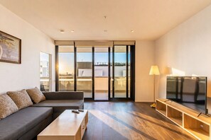 Smart TV - Mascot 2BR/2BA | Station, Shops + Free Parking (Mascot)