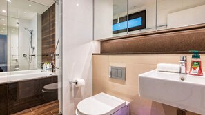 Douche, sèche-cheveux, serviettes fournies, savon