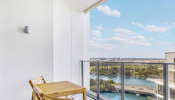 Outdoor dining - Wolli Creek 2BR | Station, Airport, Pool + Parking (Wolli Creek)