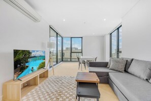 Smart TV - Wolli Creek 2BR | Station, Airport, Pool + Parking (Wolli Creek)