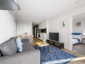 TV - Central Kew Retreat Steps to CBD Transport Shops (Kew)