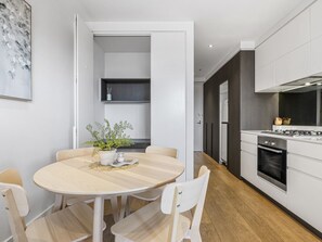 Dining - Central Kew Retreat Steps to CBD Transport Shops (Kew)