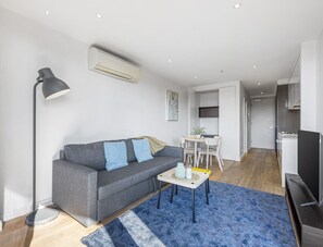 TV - Central Kew Retreat Steps to CBD Transport Shops (Kew)