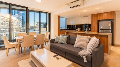 Spacious 2BR/2BA | Balcony, Parking, Marina Sq