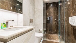 Shower, hair dryer, towels, soap - 2BR by Circular Quay | The Rocks + Free Parking (The Rocks)